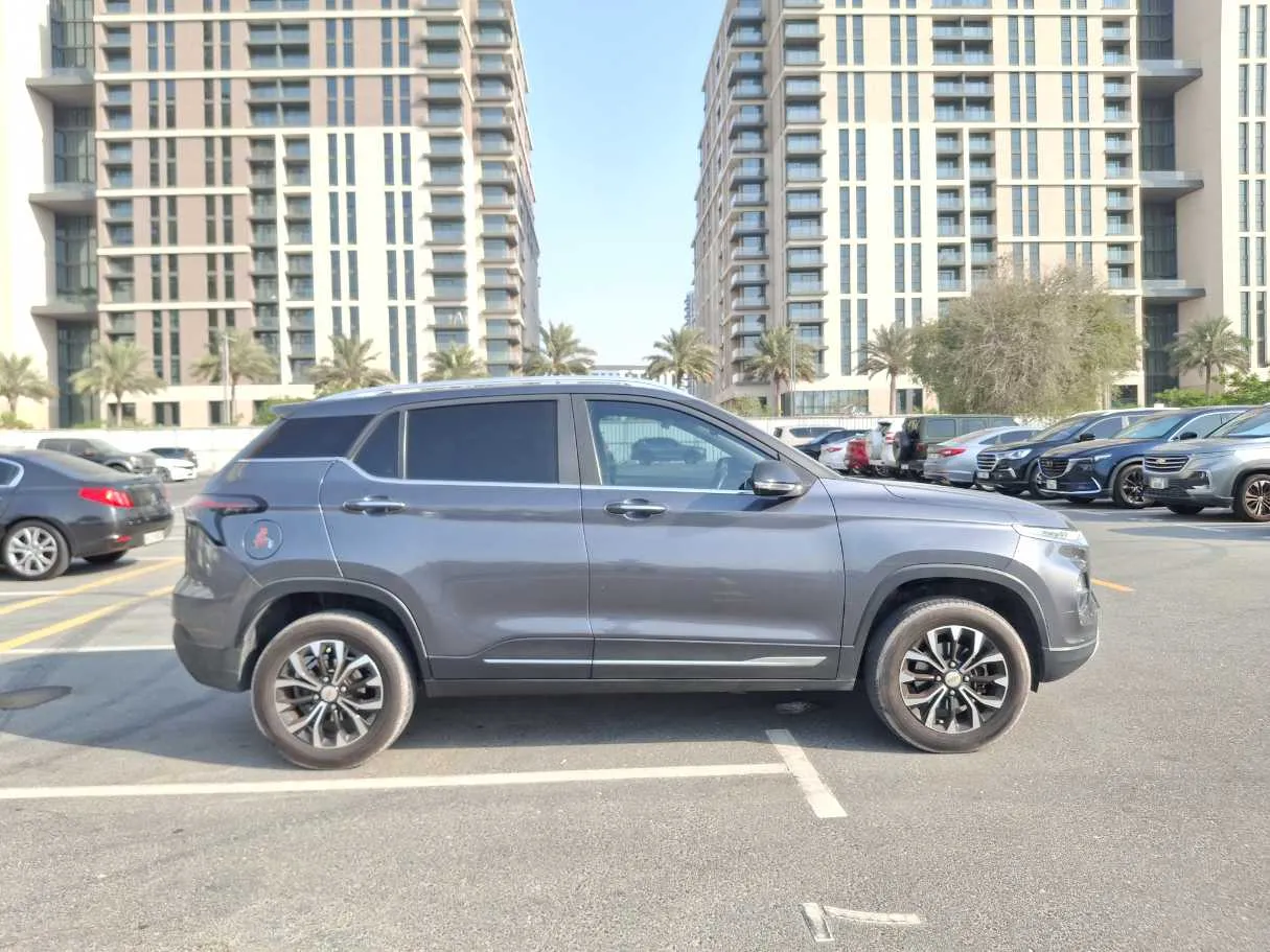 Car image 3