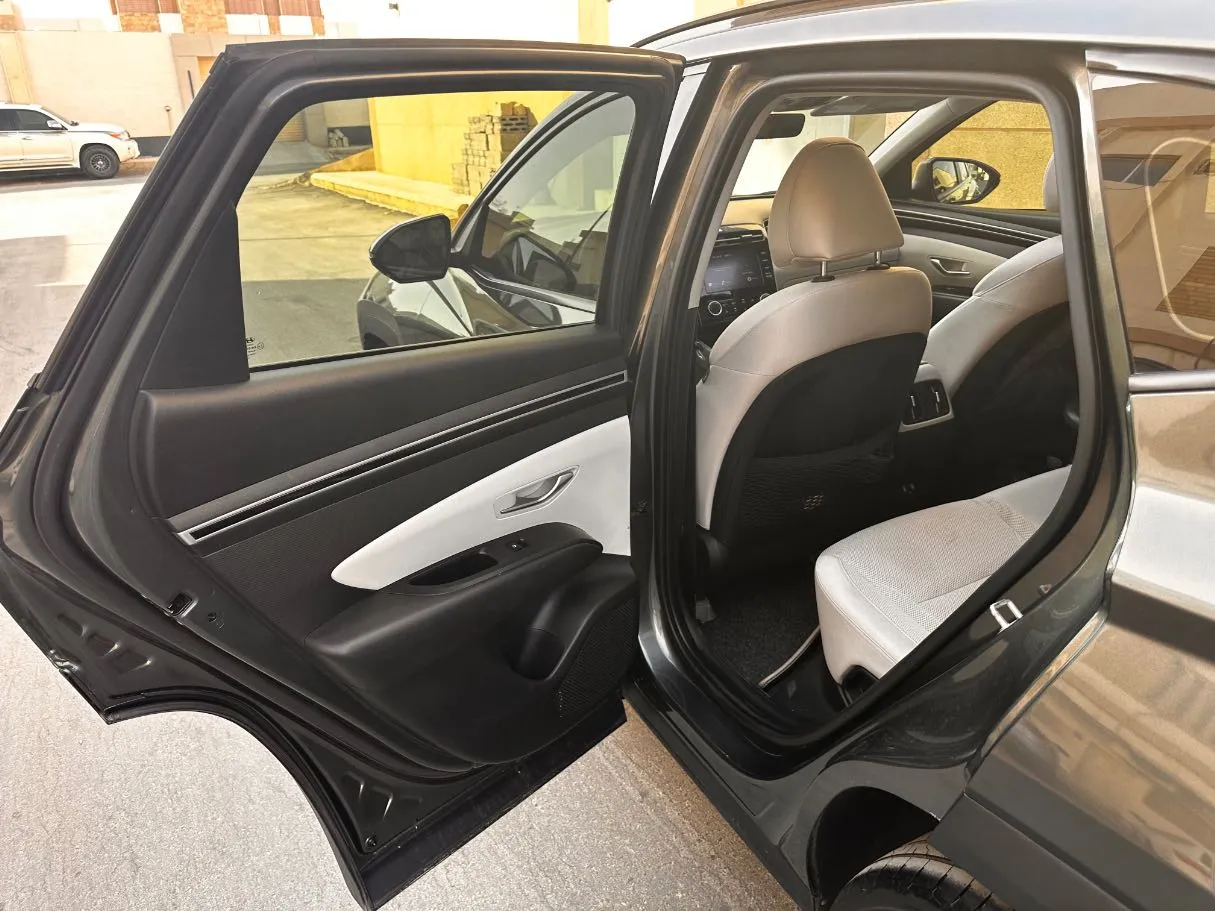 Car image 14