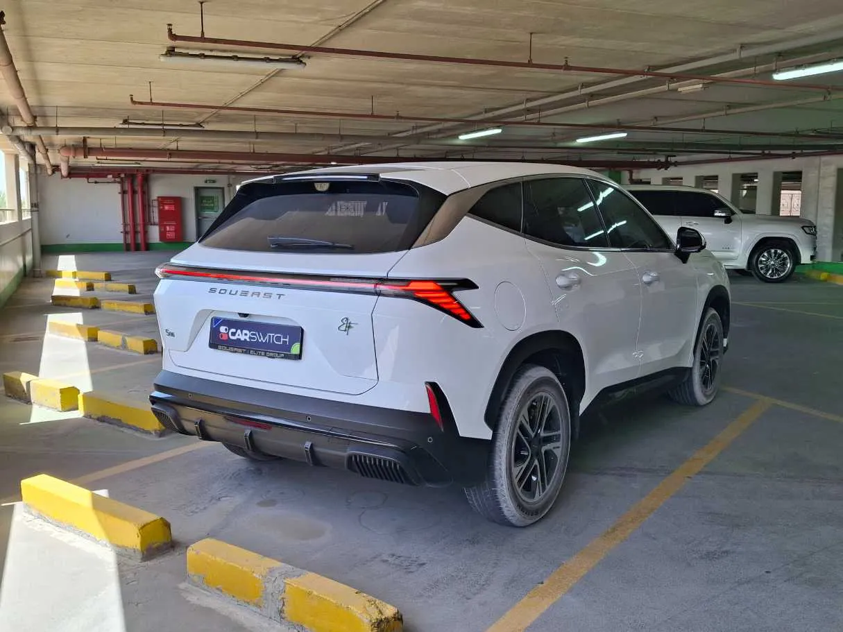 Car image 5