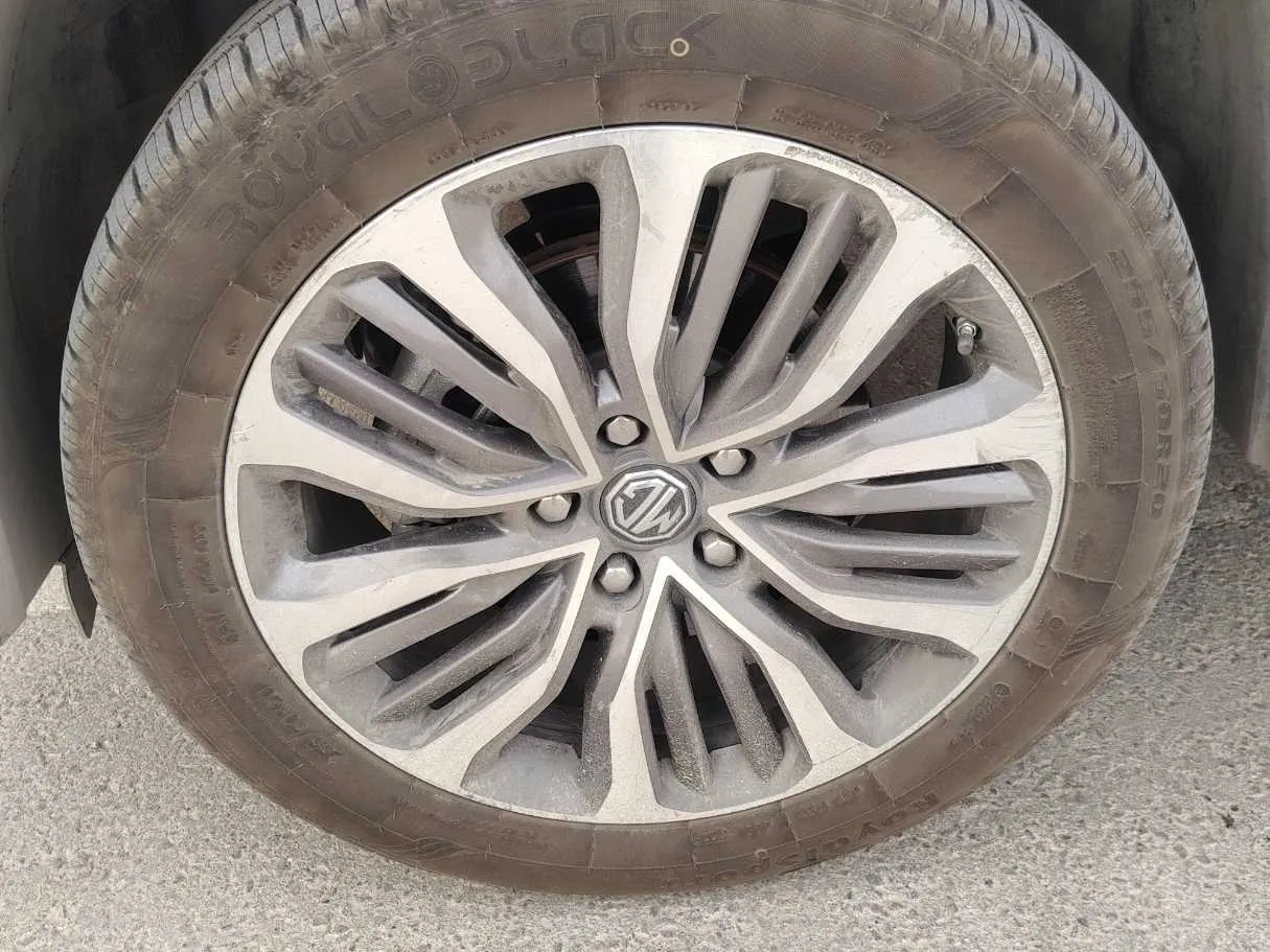 Car image 10