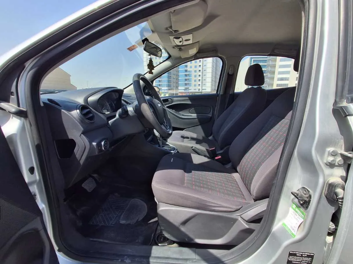 Car image 12