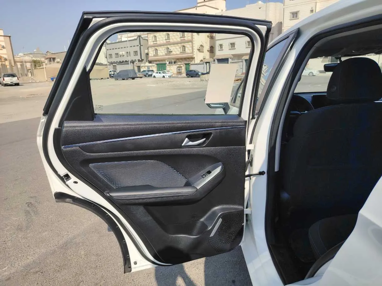 Car image 14