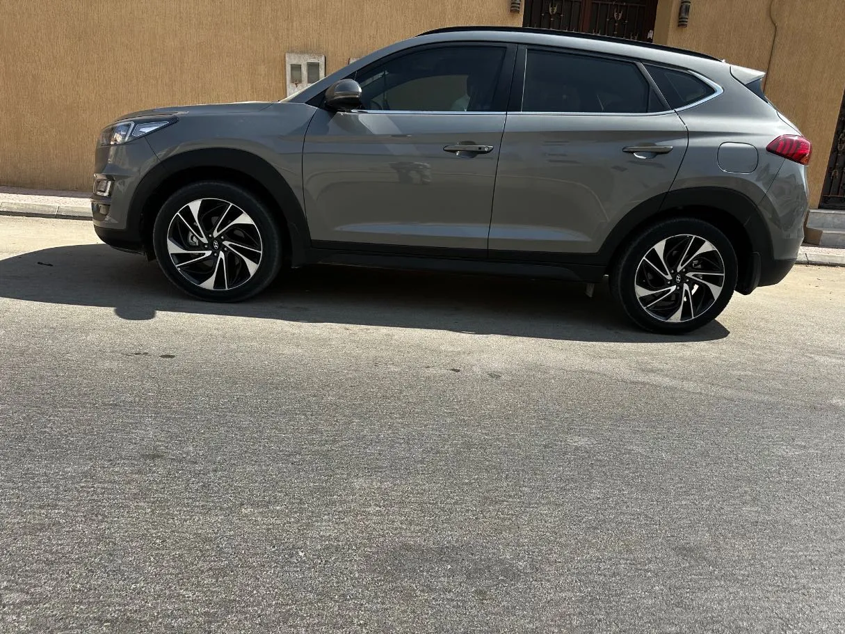 Car image 8