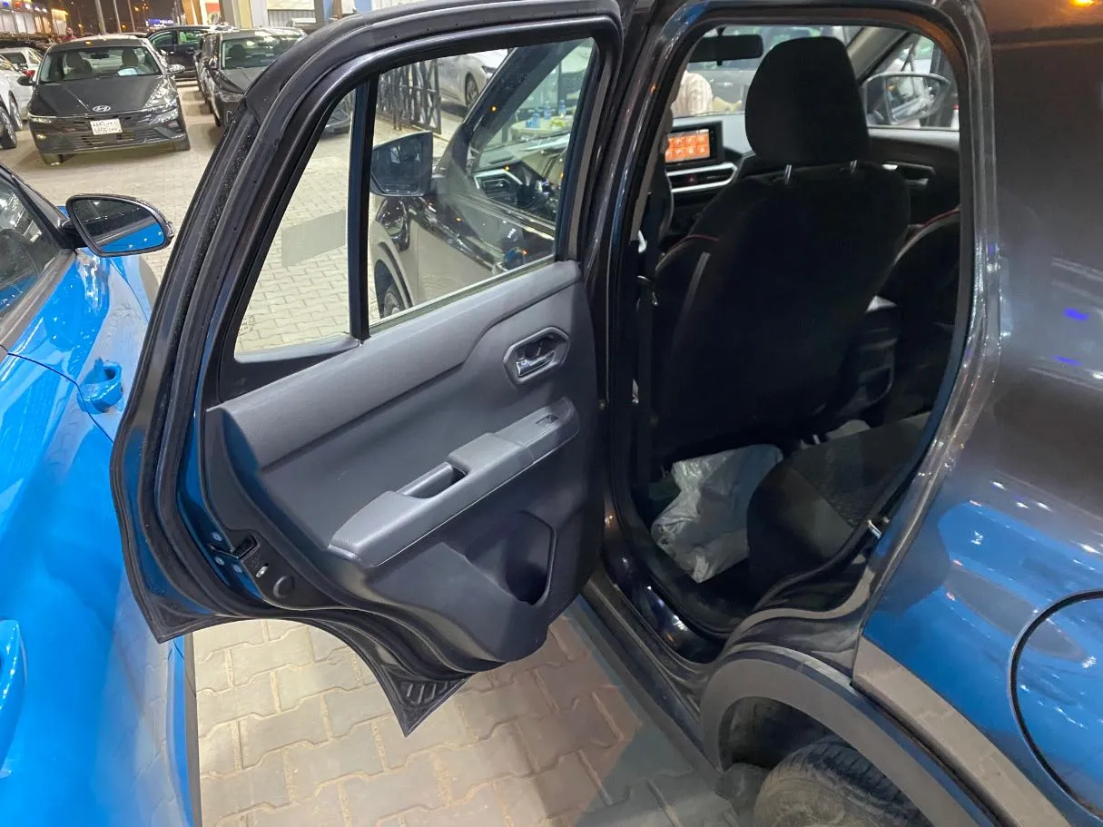 Car image 9