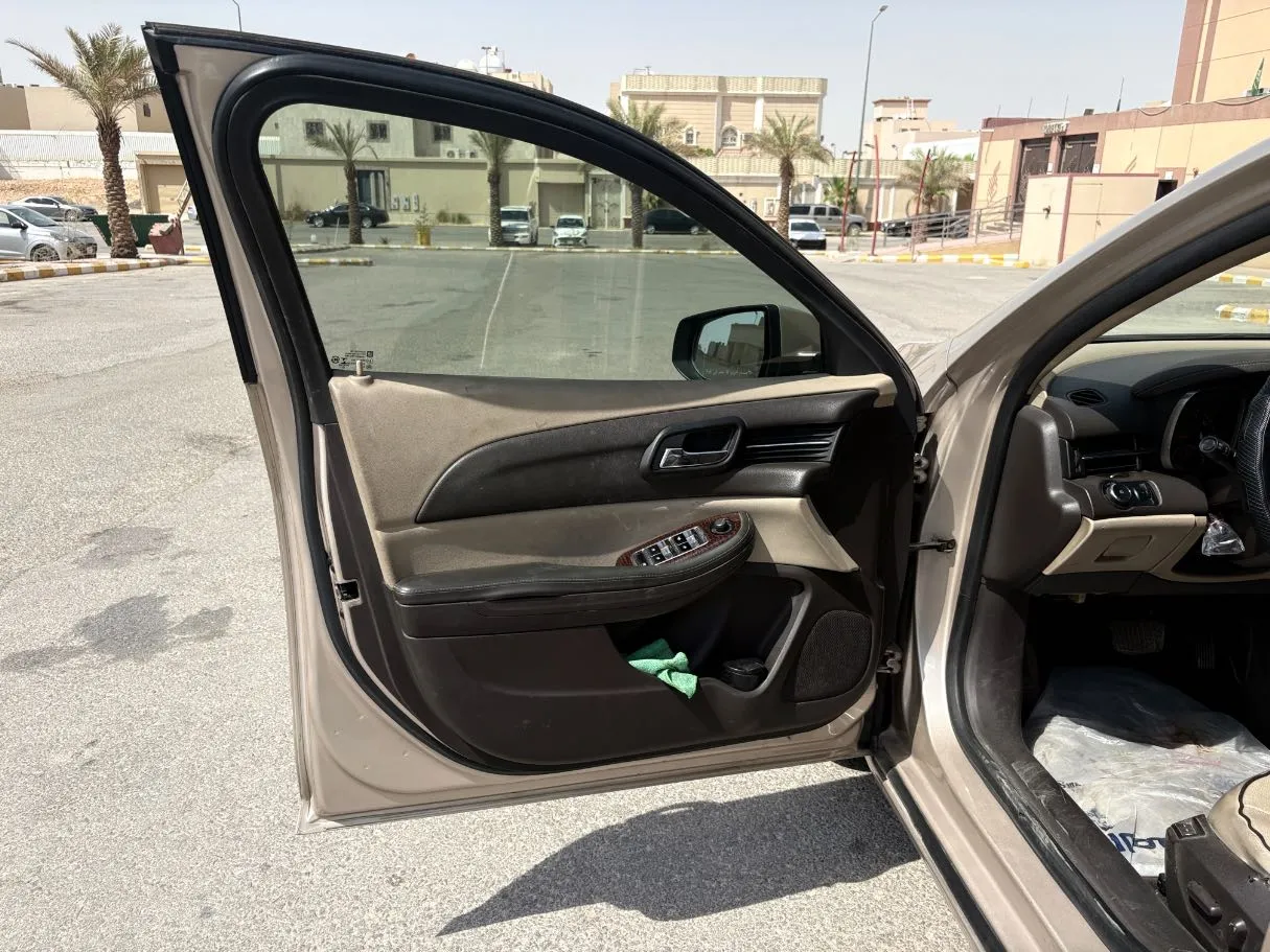 Car image 10
