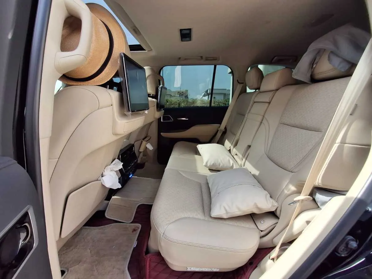 Car image 13
