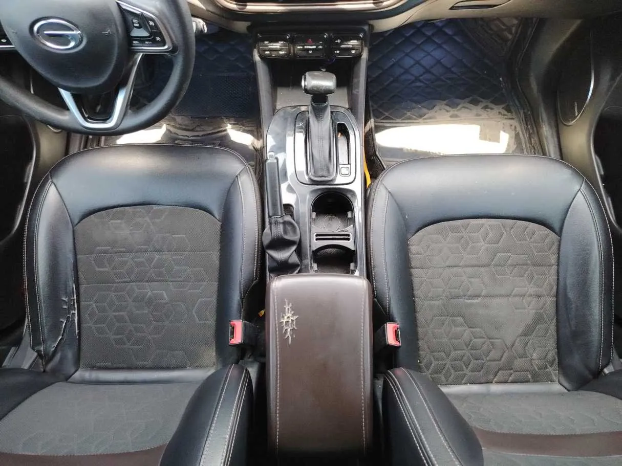 Car image 18