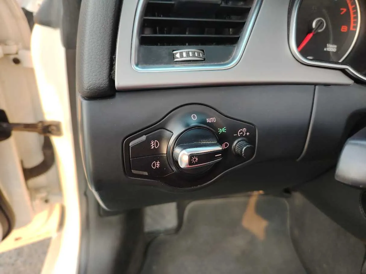 Car image 30