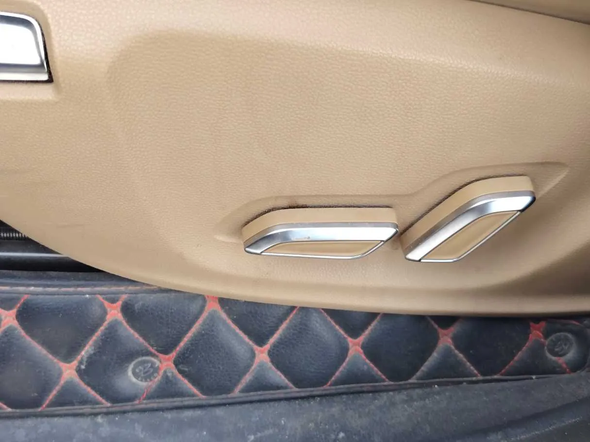 Car image 32