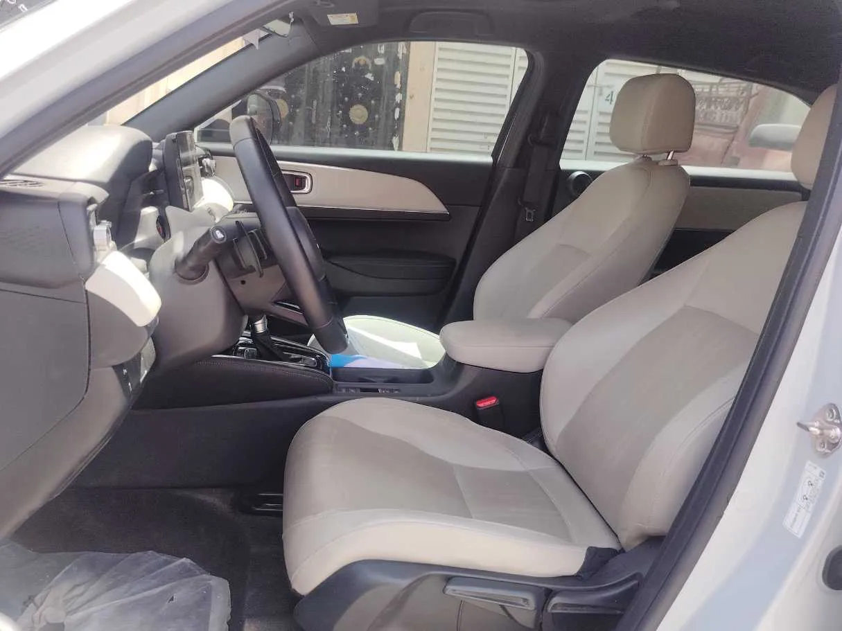 Car image 12