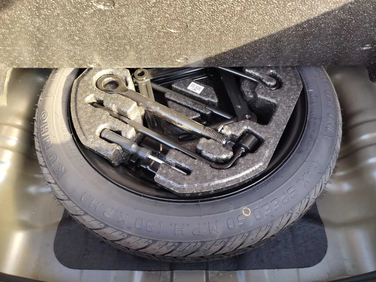 Car image 30