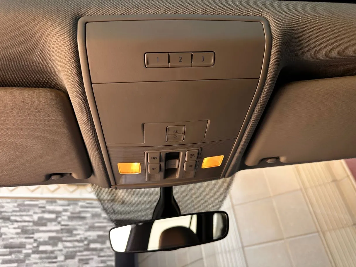 Car image 24