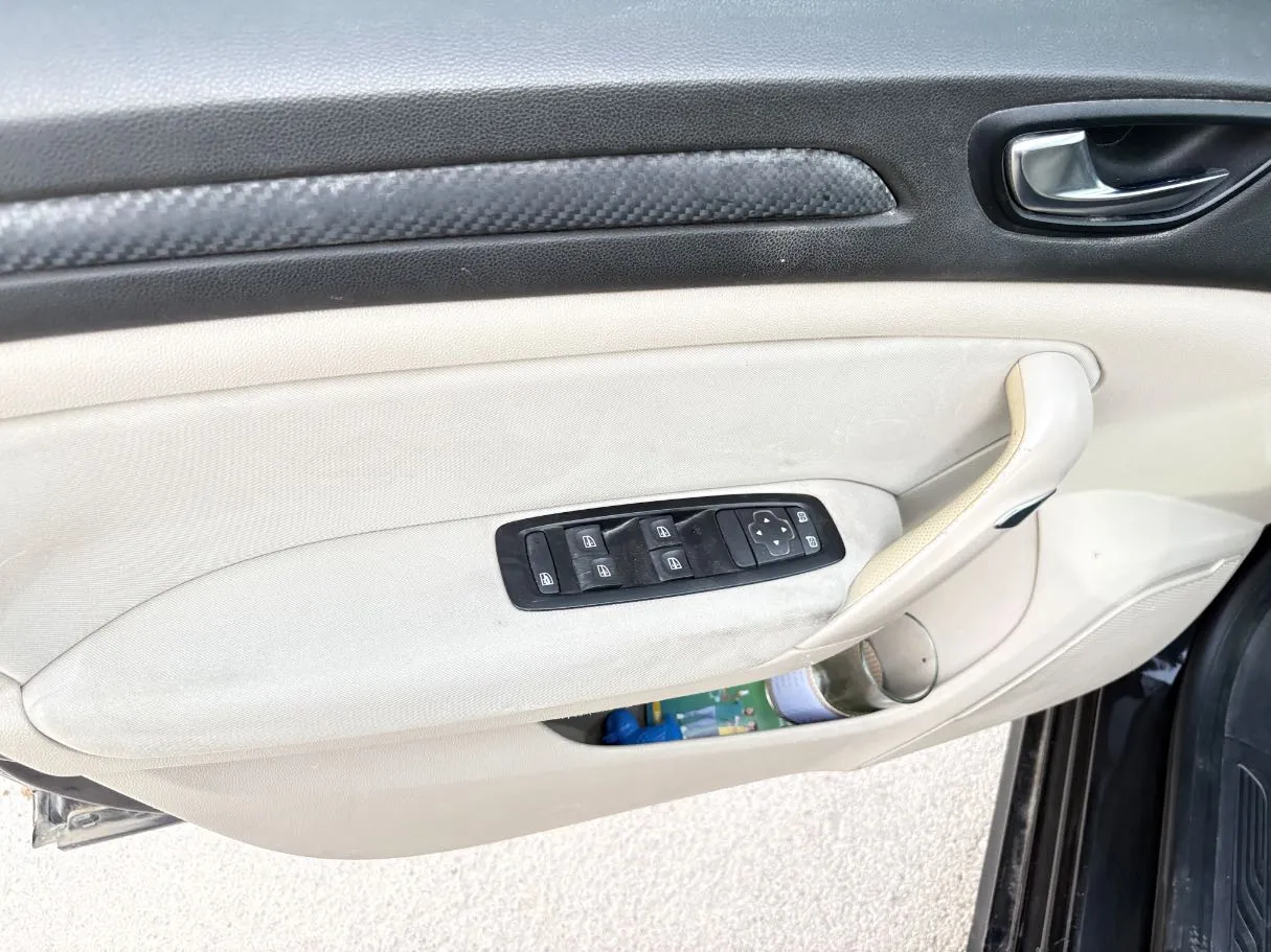 Car image 24