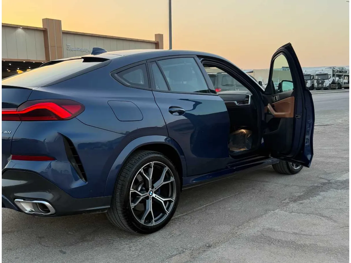 Car image 9