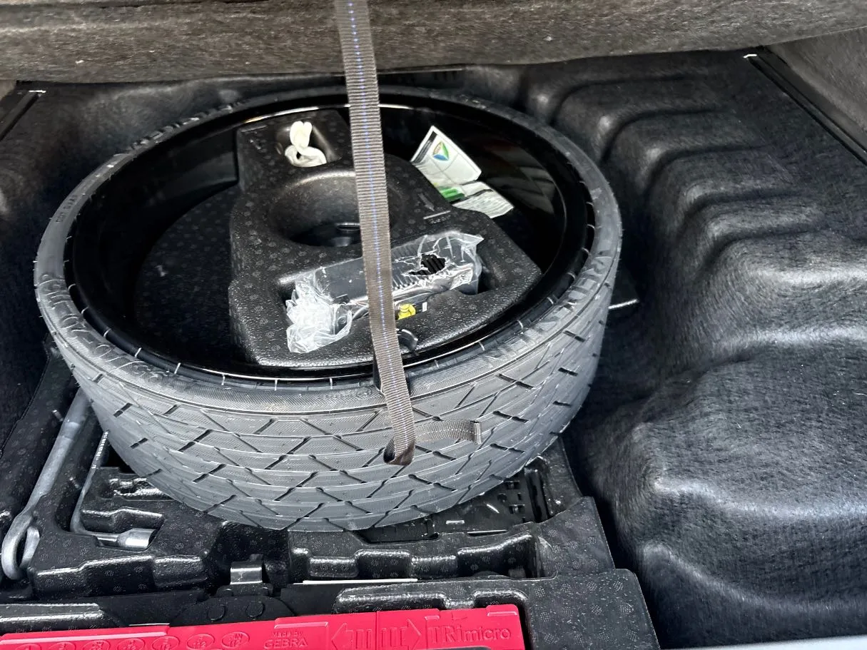 Car image 30