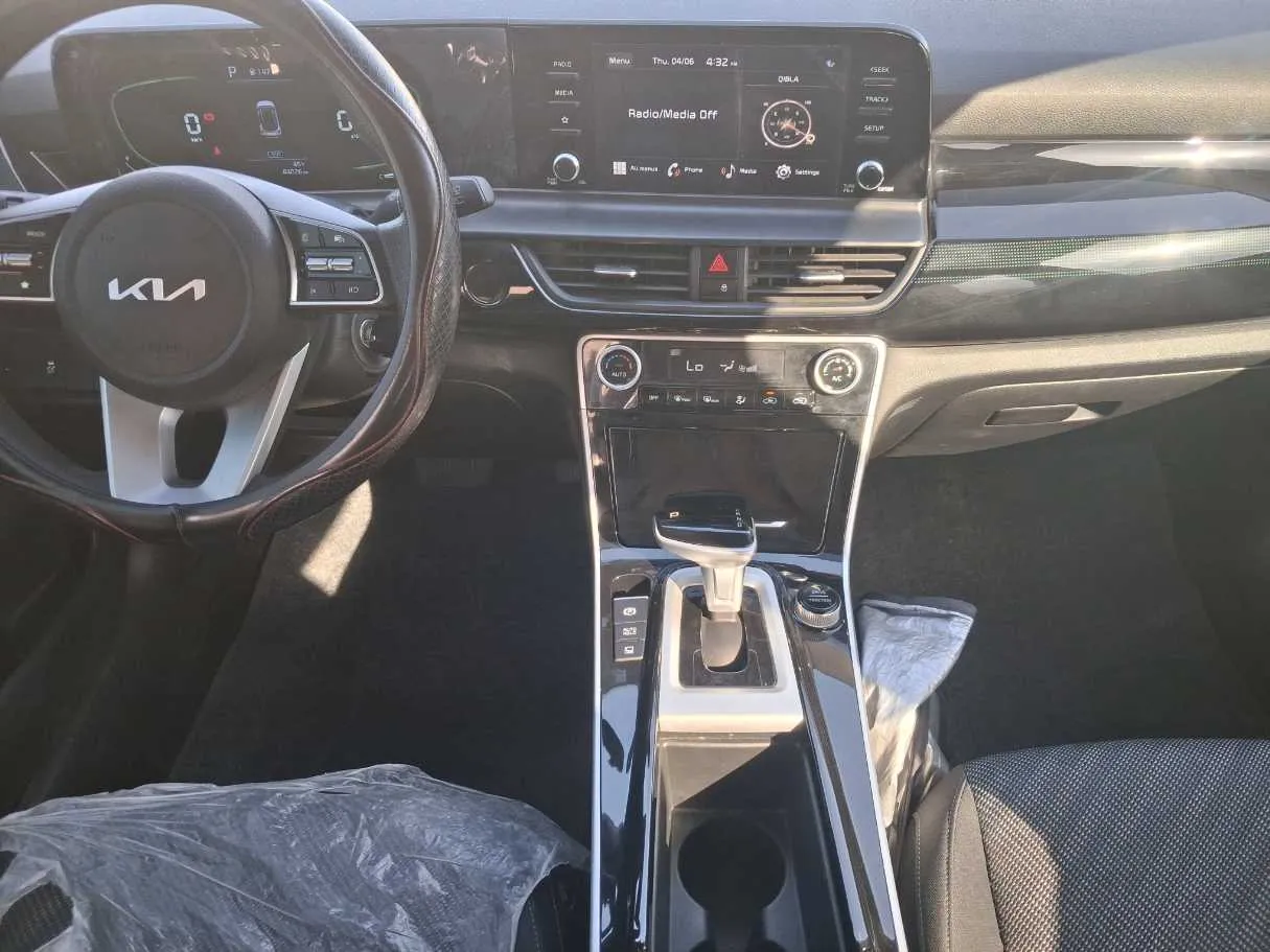 Car image 16