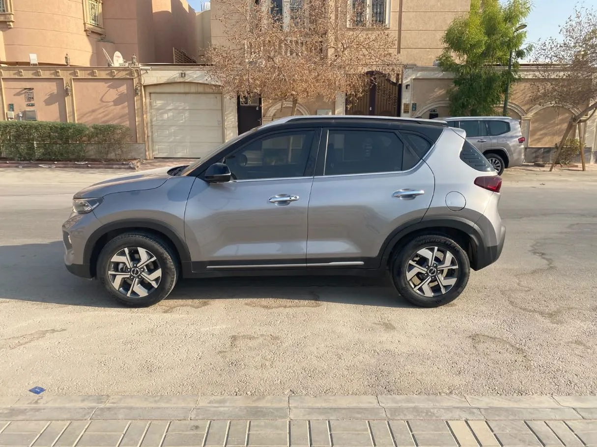 Car image 8