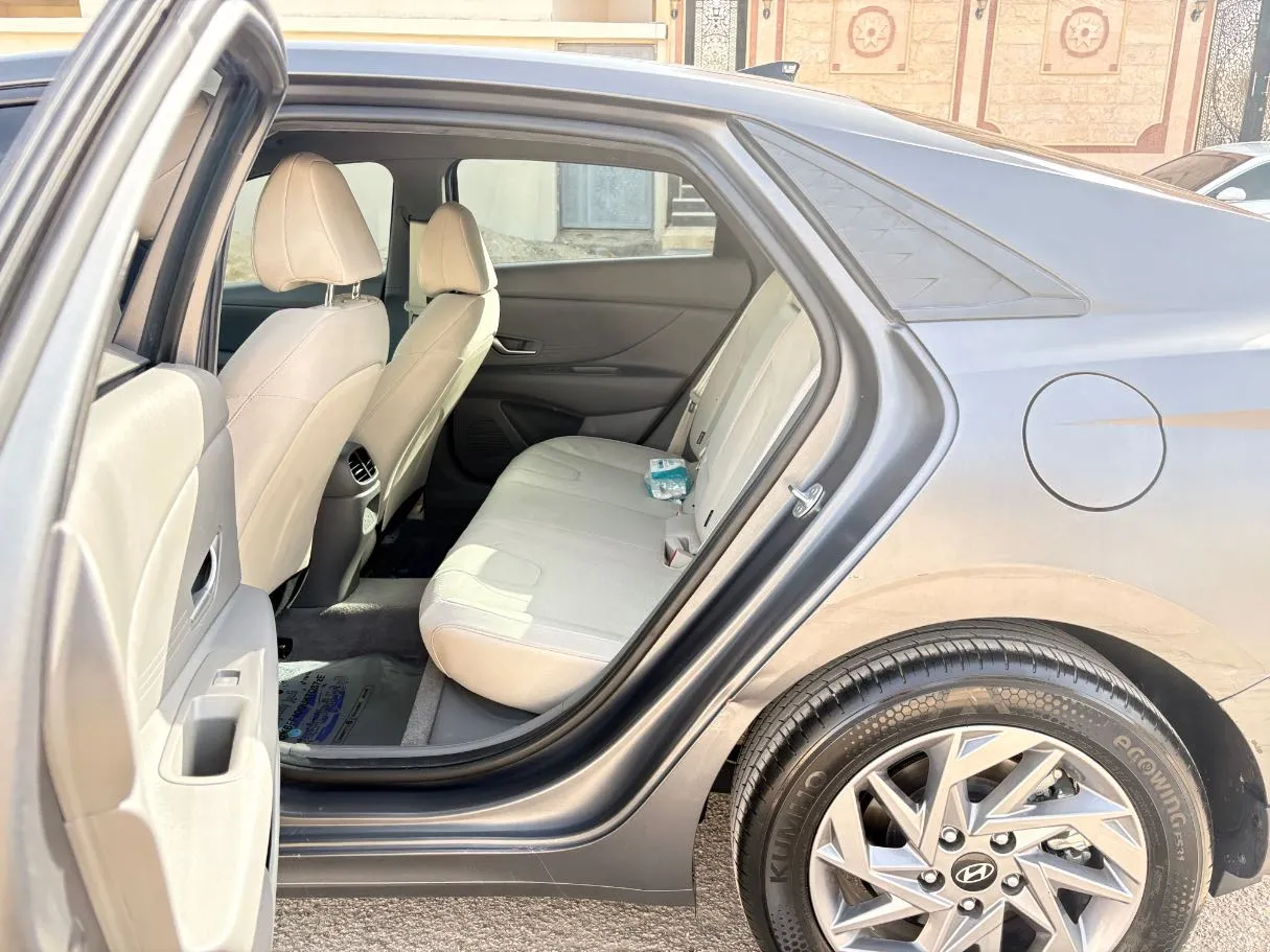 Car image 15