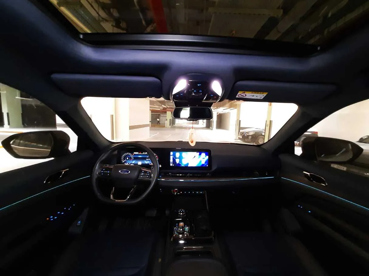 Car image 14