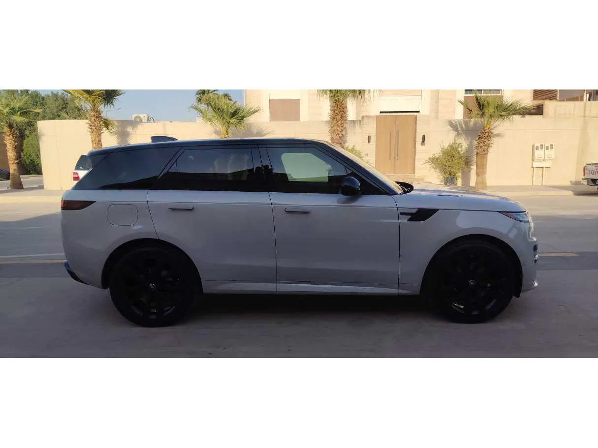 Car image 4