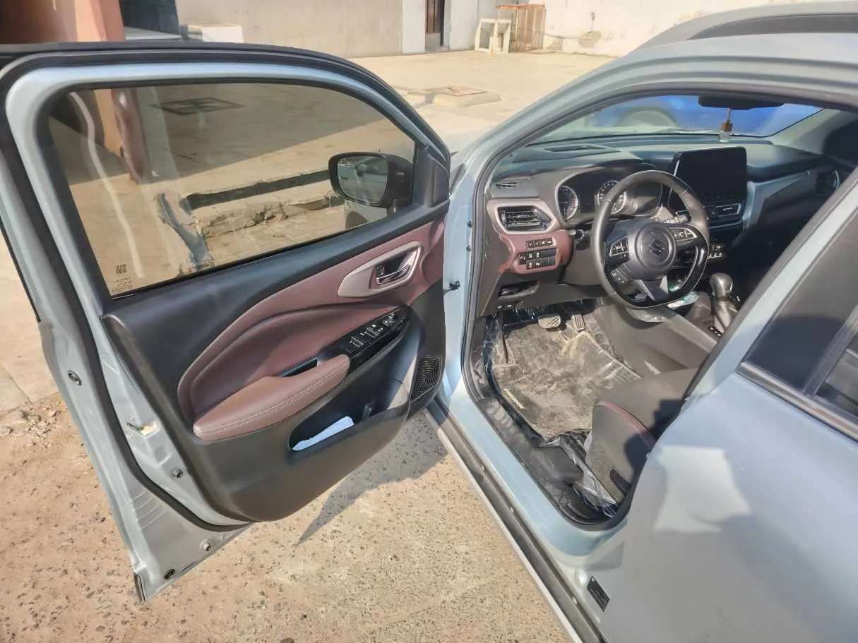 Car image 12