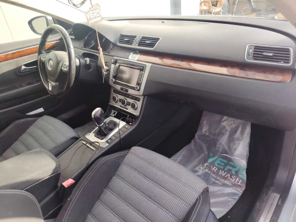 Car image 12