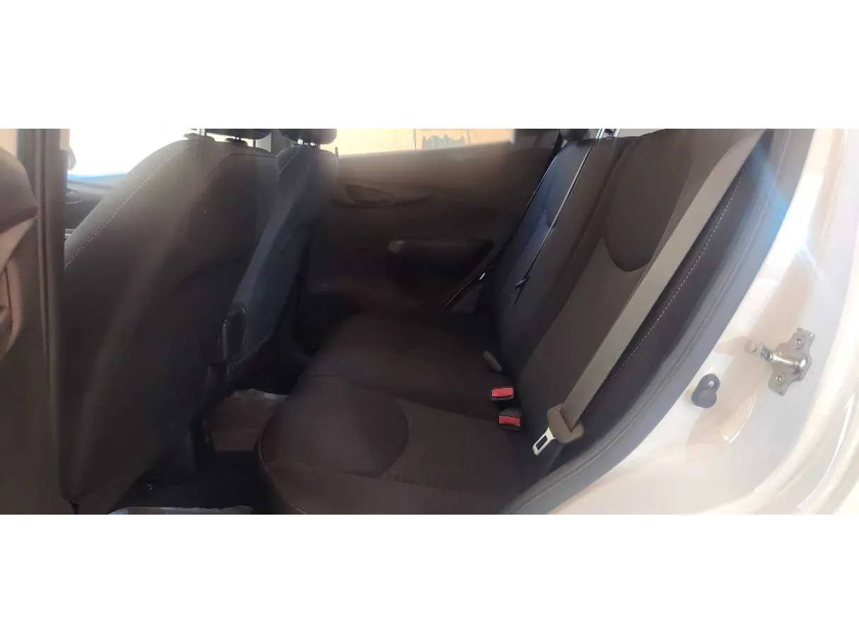 Car image 14