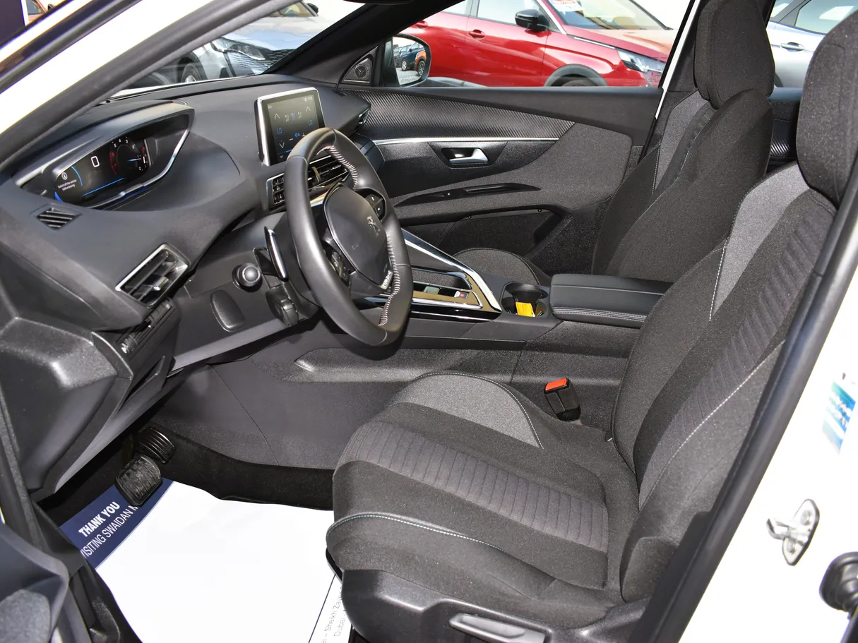 Car image 10