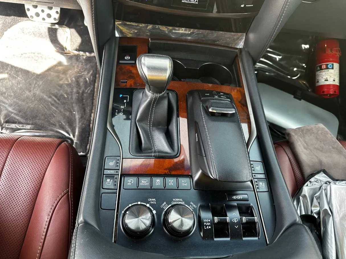 Car image 19
