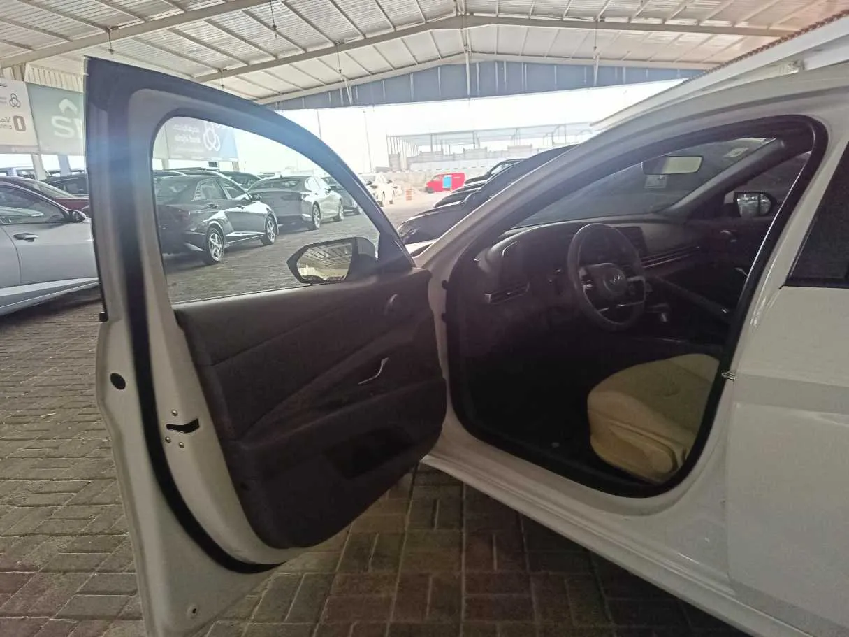 Car image 9