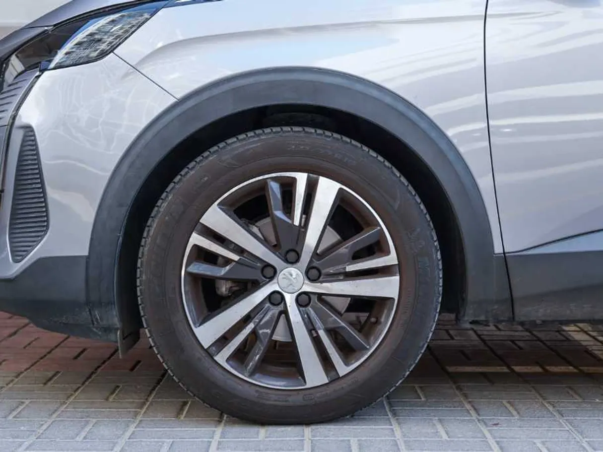 Car image 9