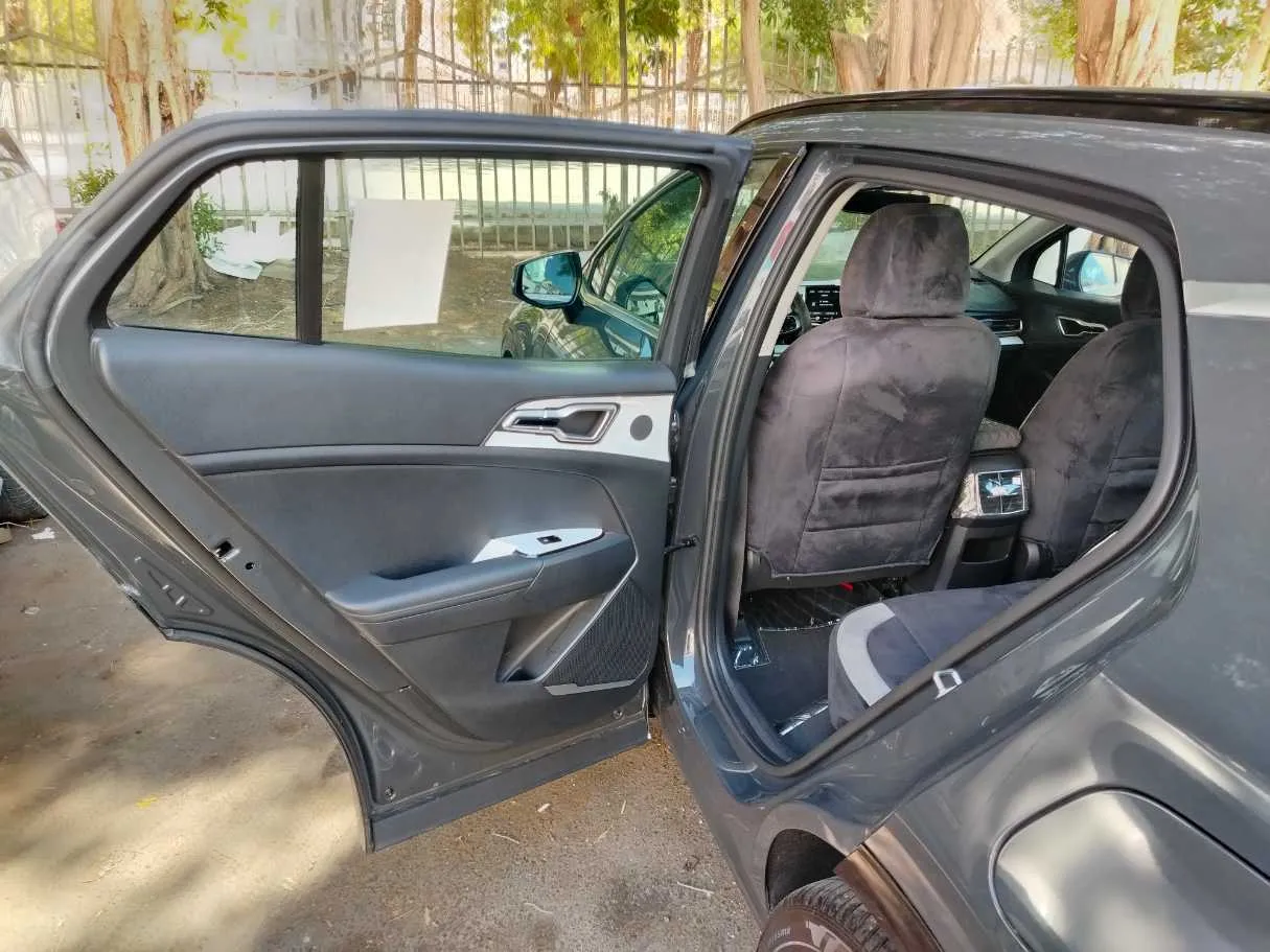 Car image 16
