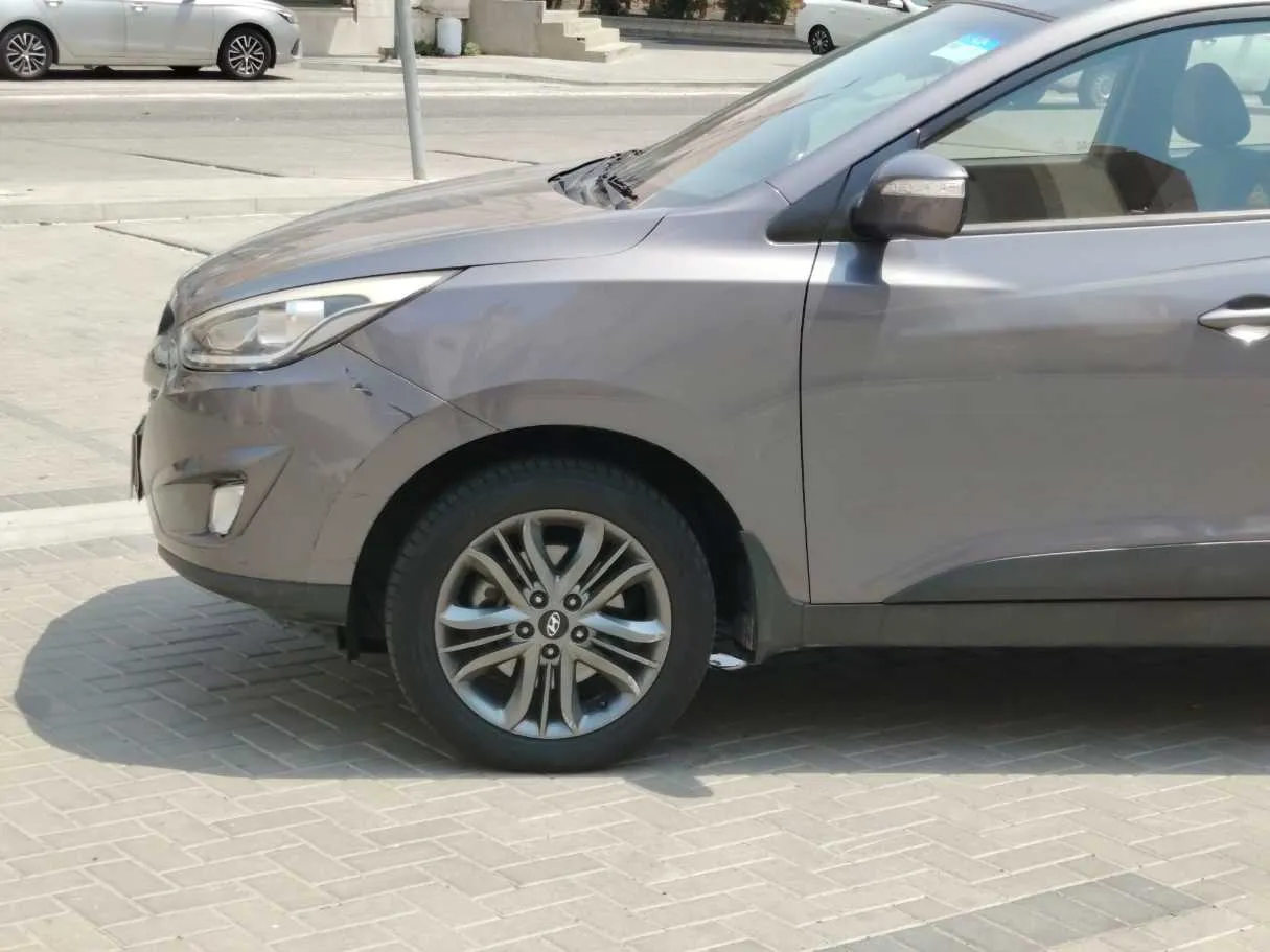 Car image 9