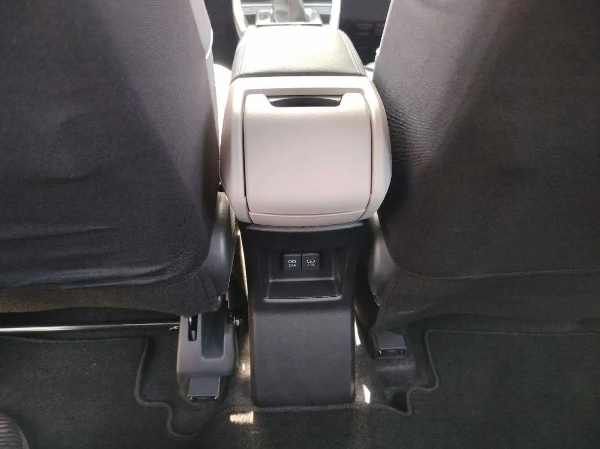 Car image 34