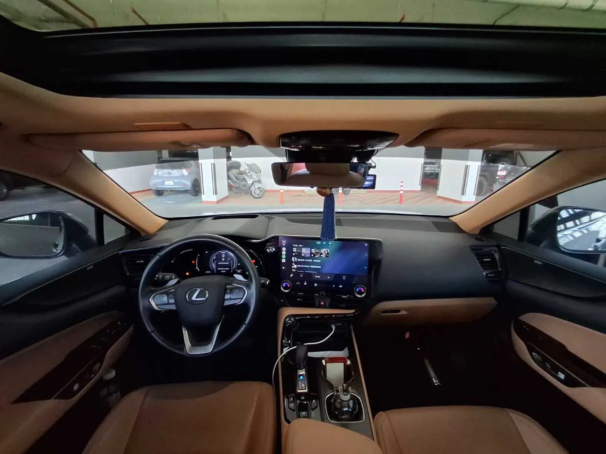 Car image 14