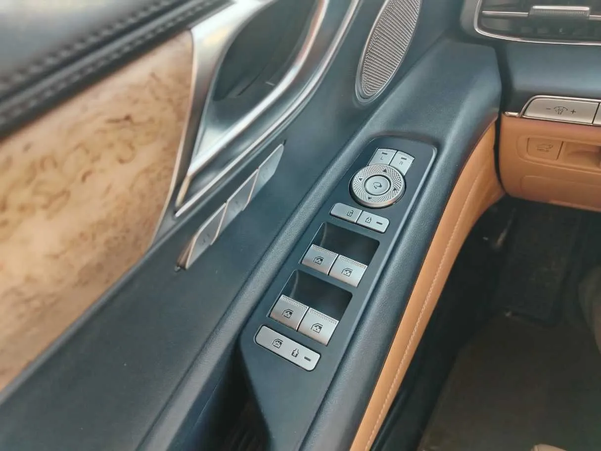 Car image 37
