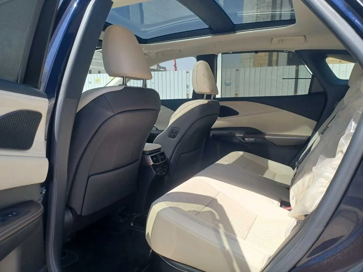 Car image 15
