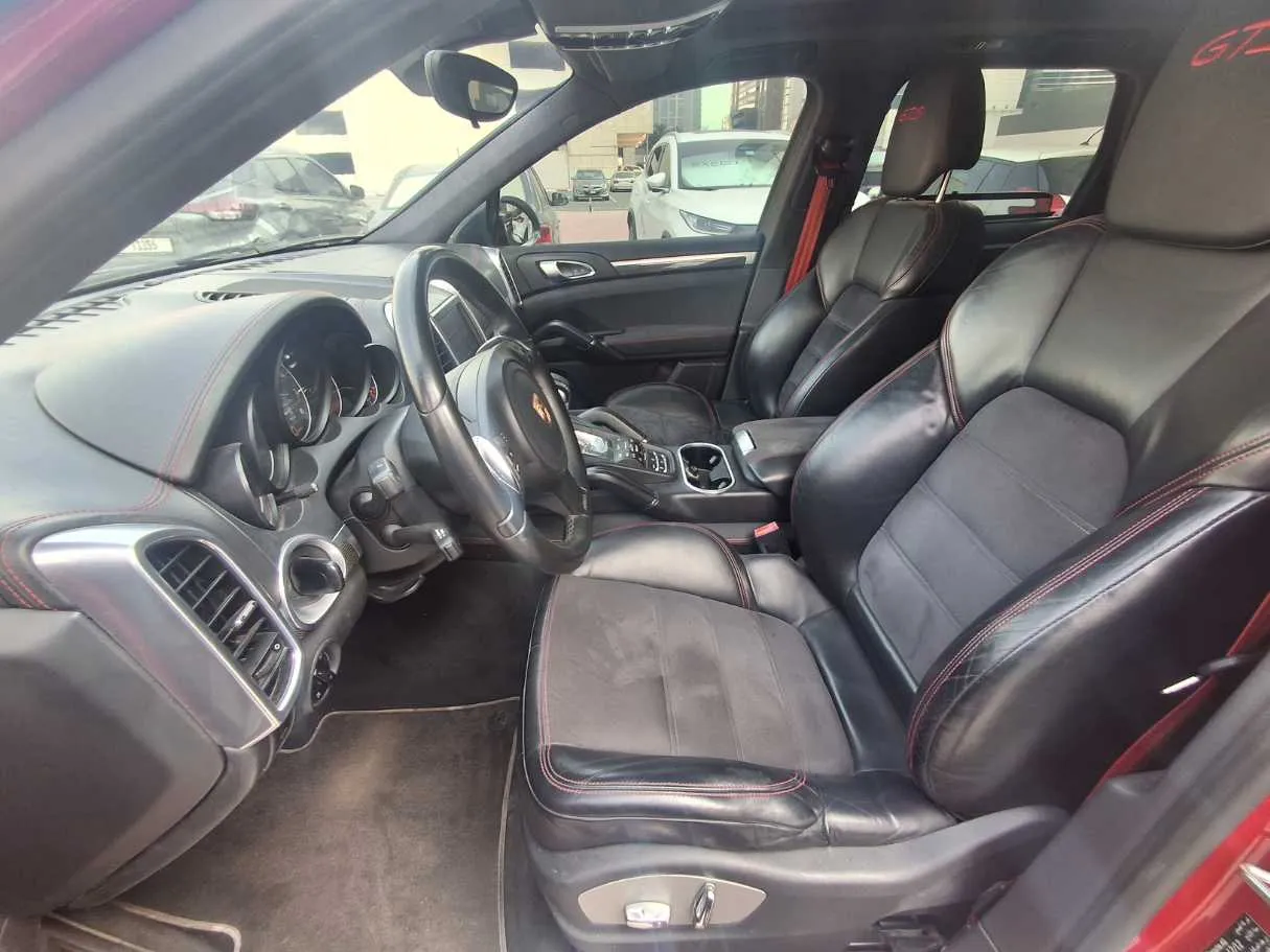 Car image 12