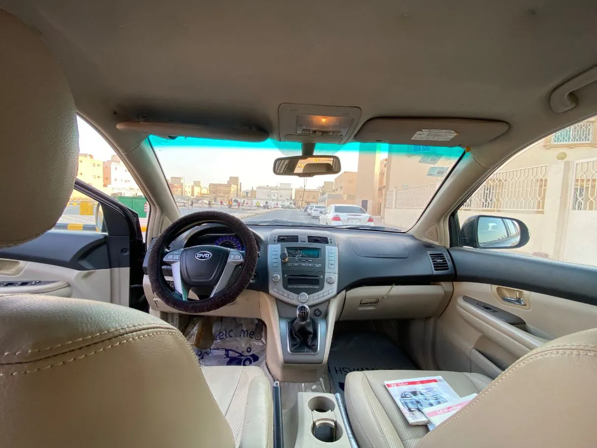 Car image 14