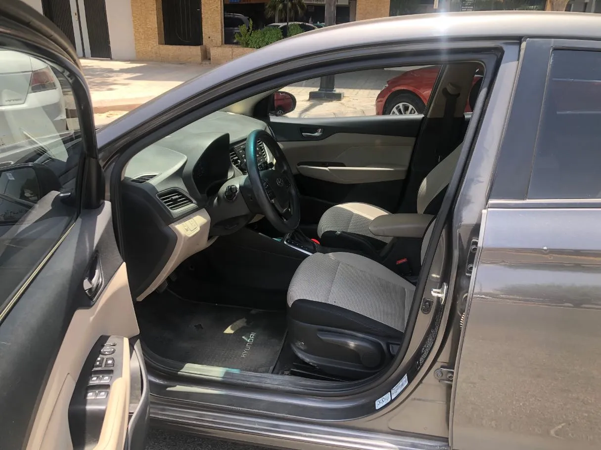 Car image 12