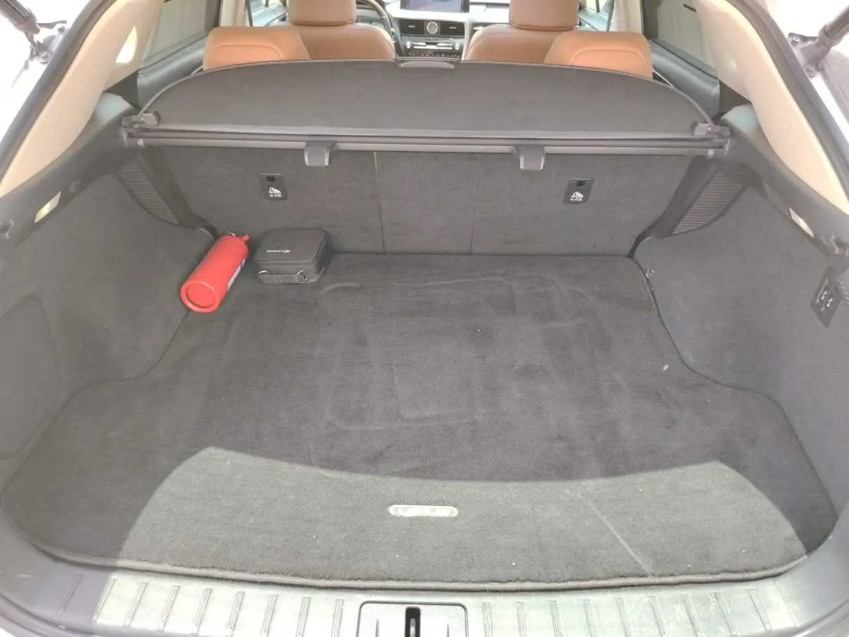 Car image 32