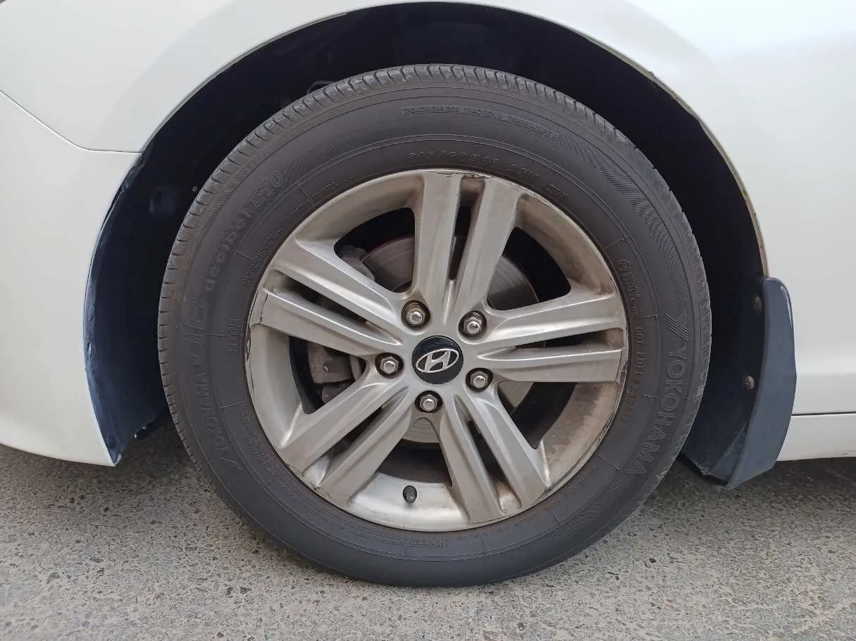 Car image 9