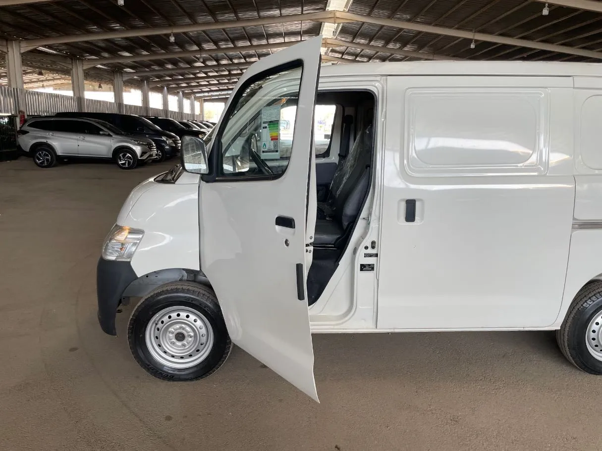 Car image 10