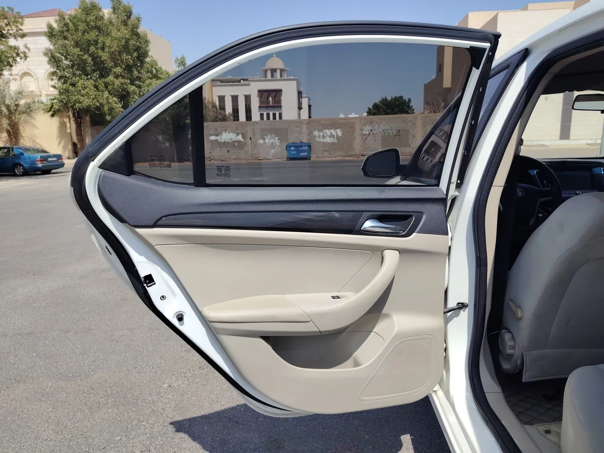 Car image 14