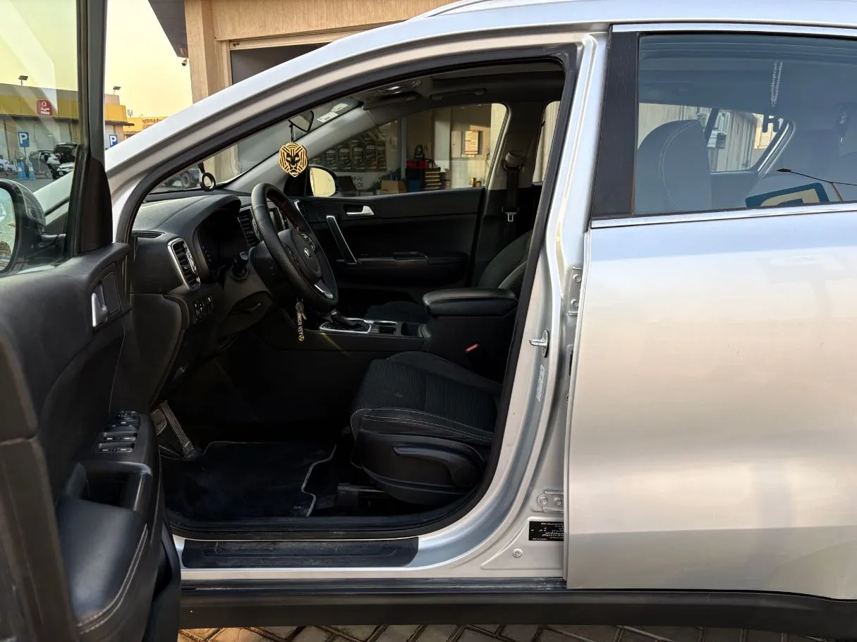 Car image 11