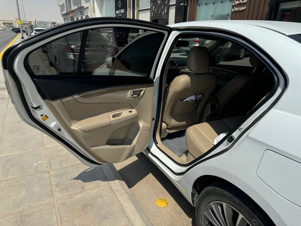 Car image 12