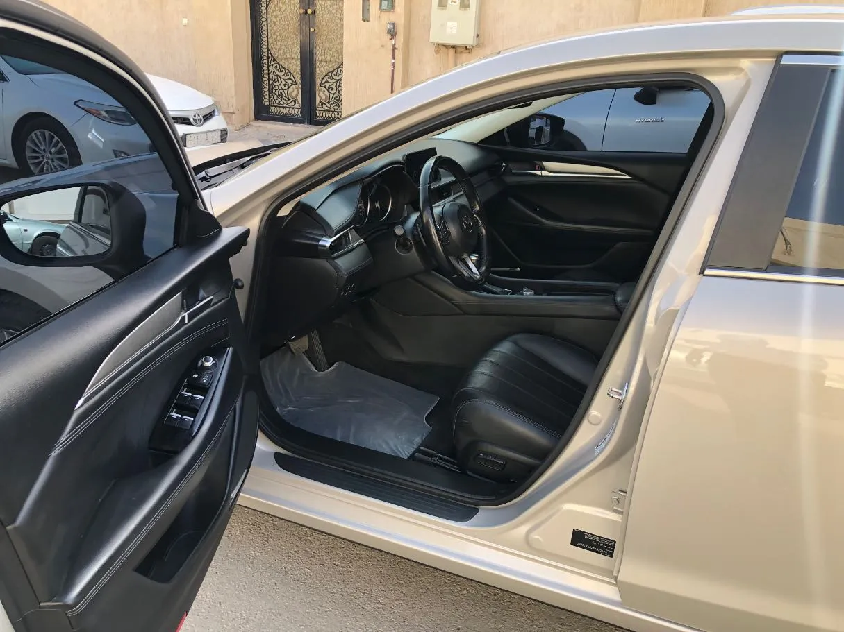 Car image 12