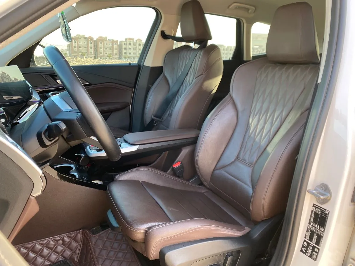 Car image 12