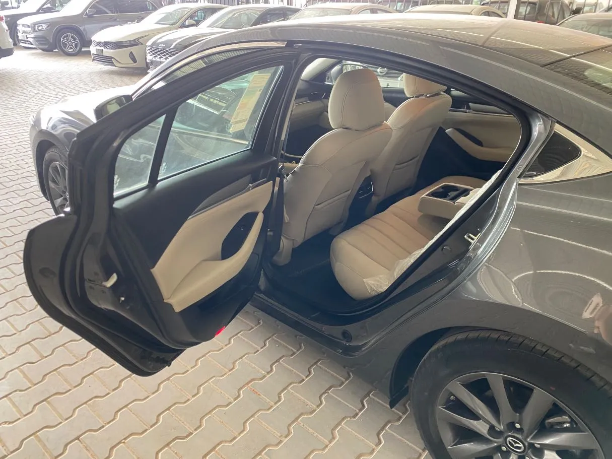 Car image 12