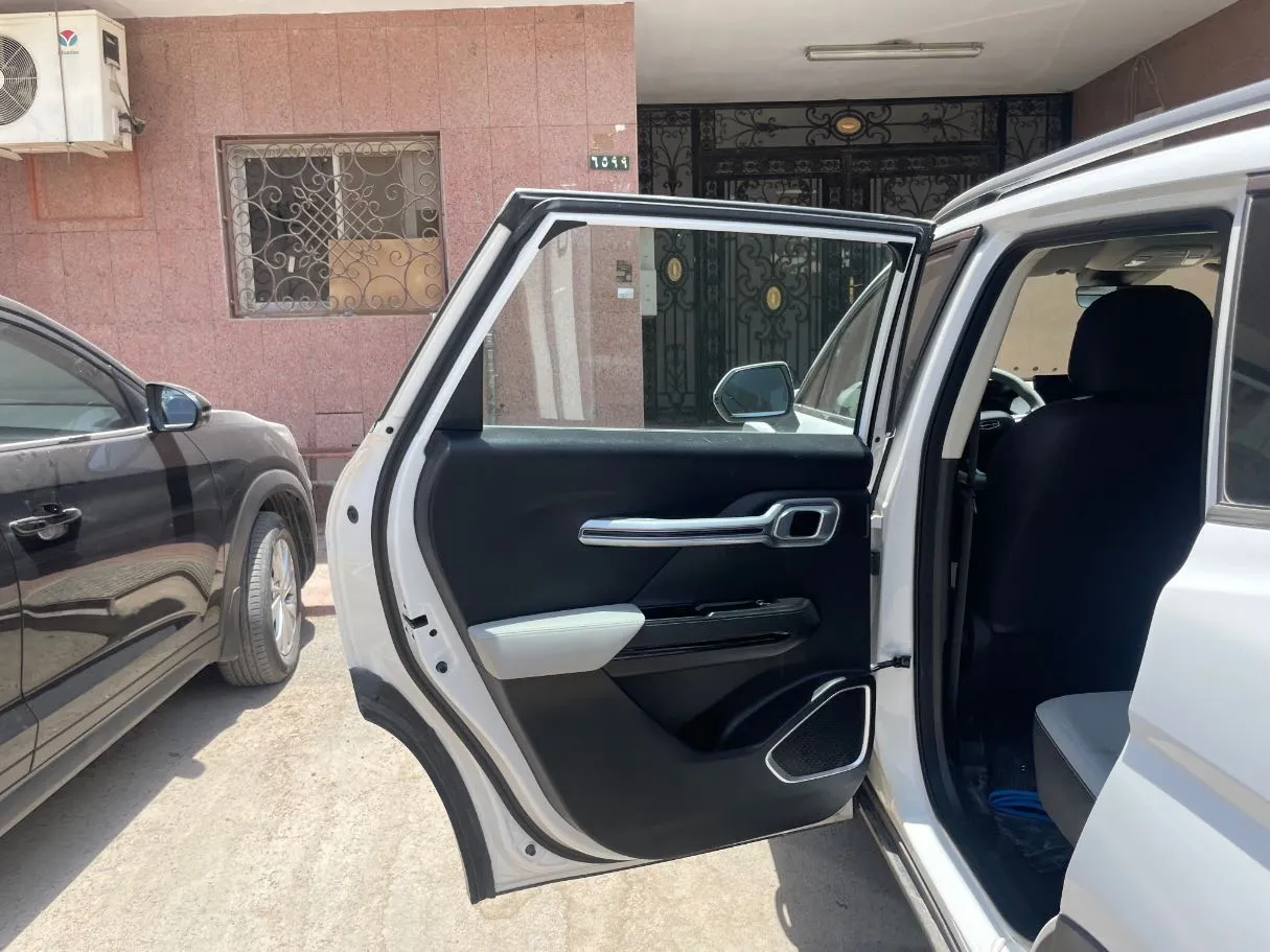 Car image 14